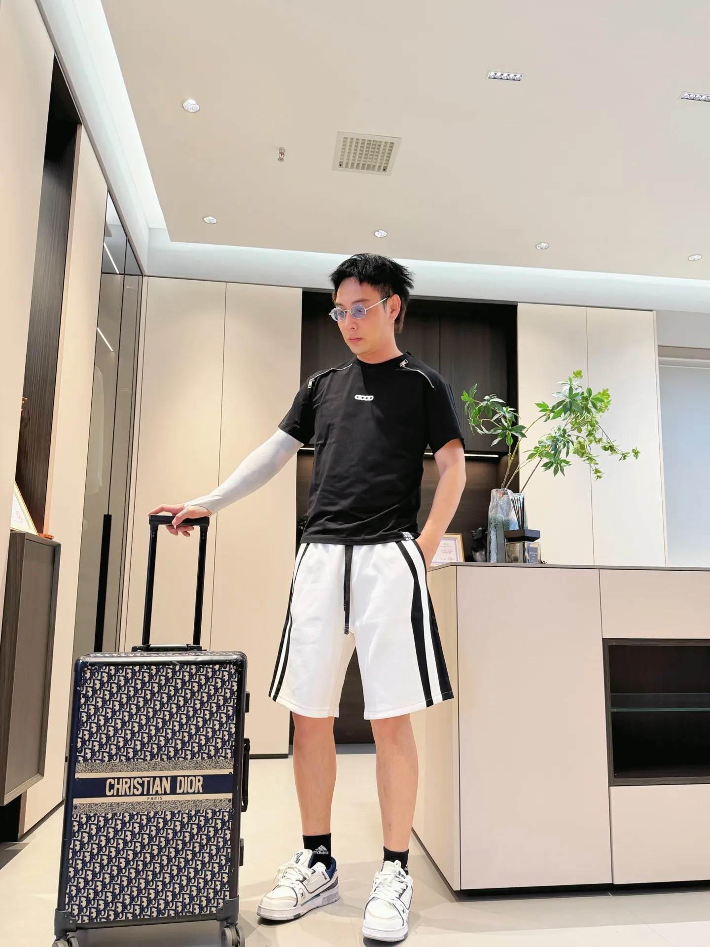 Balenciaga's three-standard complete 2026 summer New Arrival men's casual shorts, advanced custom-made Breathable fabric, Breathable fabric, extremely stretchy and comfortable, impeccable details, top-grade accessories, original logo design concept, delicate and soft feel! The upper body fit is awesome! Size: M-XXXL Please state your height and weight when ordering